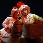 als Gaukler (rechts) in "Die heilige Ente" (H.Gál); Oper Köln 02/03, Bild: Klaus Lefebrve